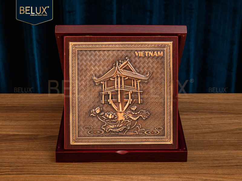 Hộp gỗ Chùa Một Cột bằng đồng đỏ 23x23cm